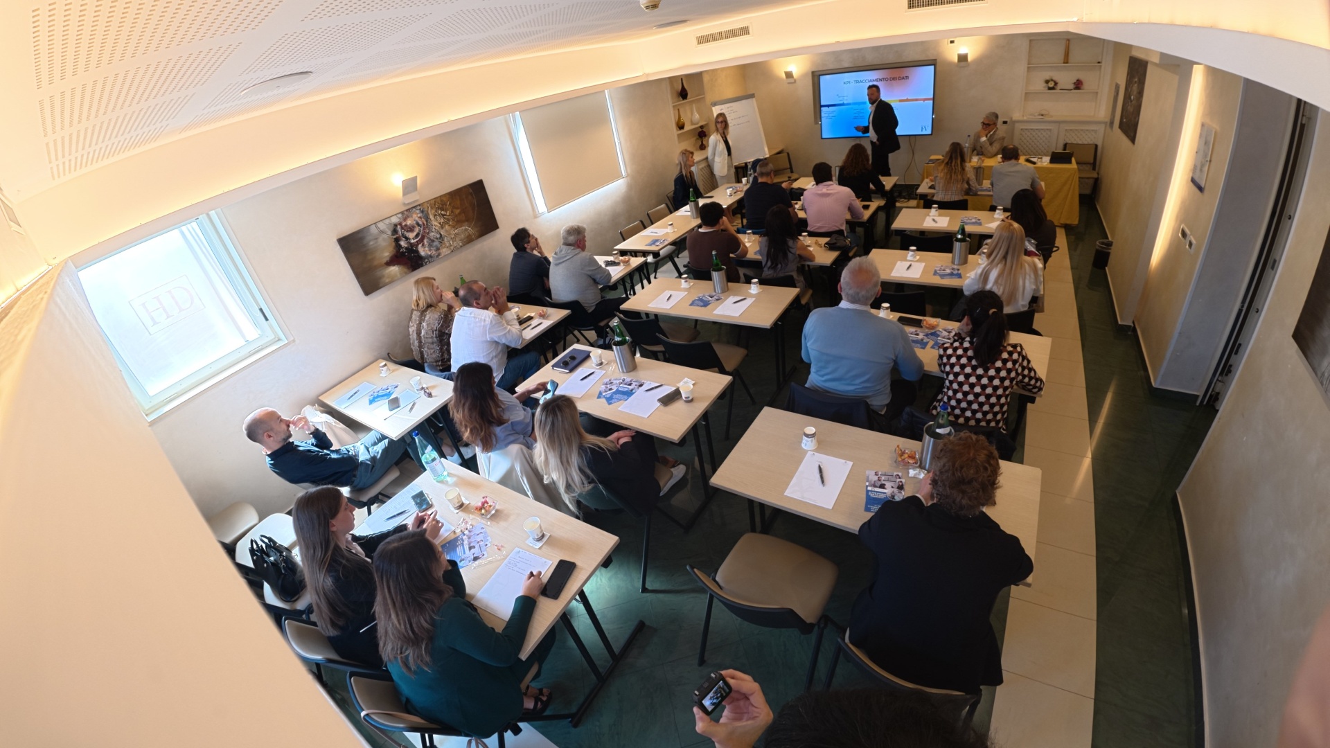Sala gremita di titolari di studi dentistici durante la prima edizione dell'evento
